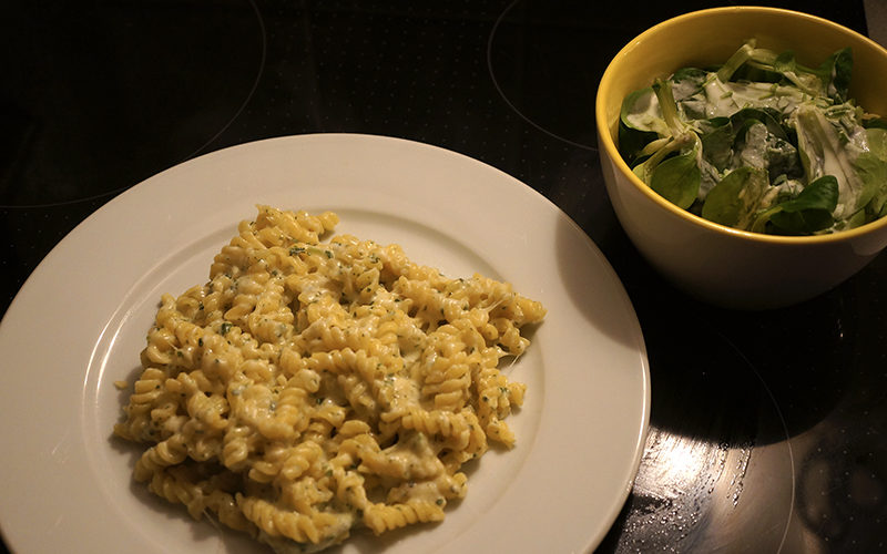 Pasta, Käse und Salat